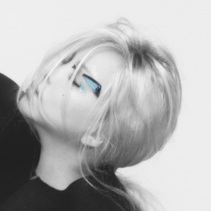 日逼亲嘴打朴克
